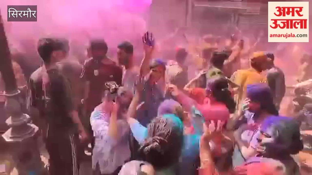 Sirmour Enthusiasm overflowed at Bada Chowk in Nahan, youth celebrated Holi with the beats of dance and colours