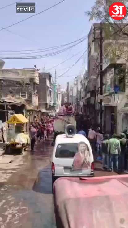 Ratlam mayor danced to song Laila O Laila, youth played Holi with mud mixed with water