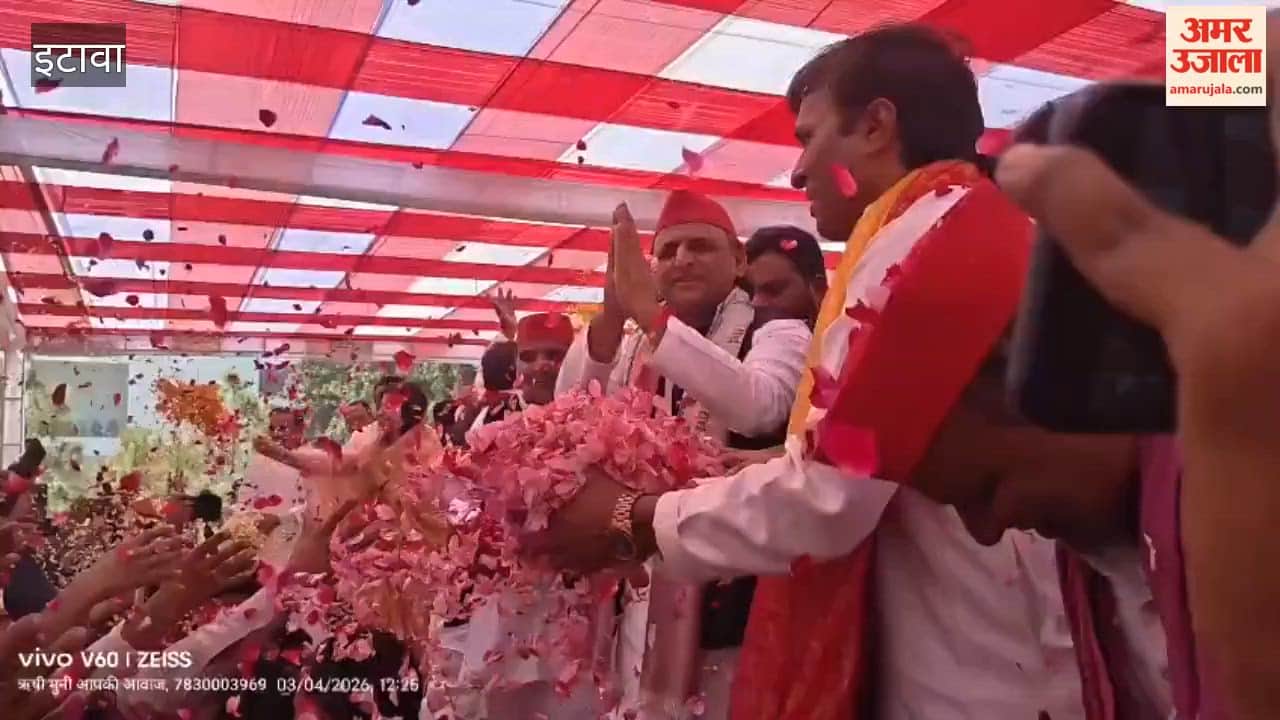 Etawah: Akhilesh Yadav and Dimple played Holi with party workers