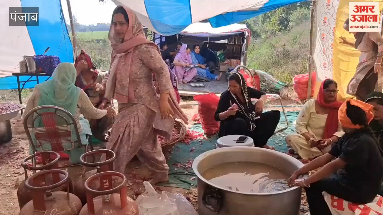 A tea-pakora langar was organised near Gurdwara Shri Sukhchainana Sahib in Phagwara.