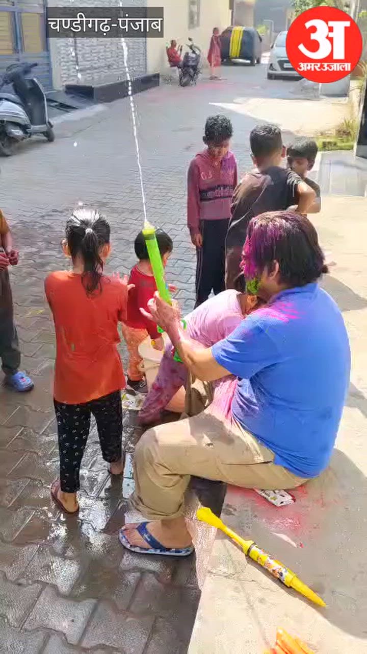 फिरोजपुर में बच्चों ने जमकर खेली होली