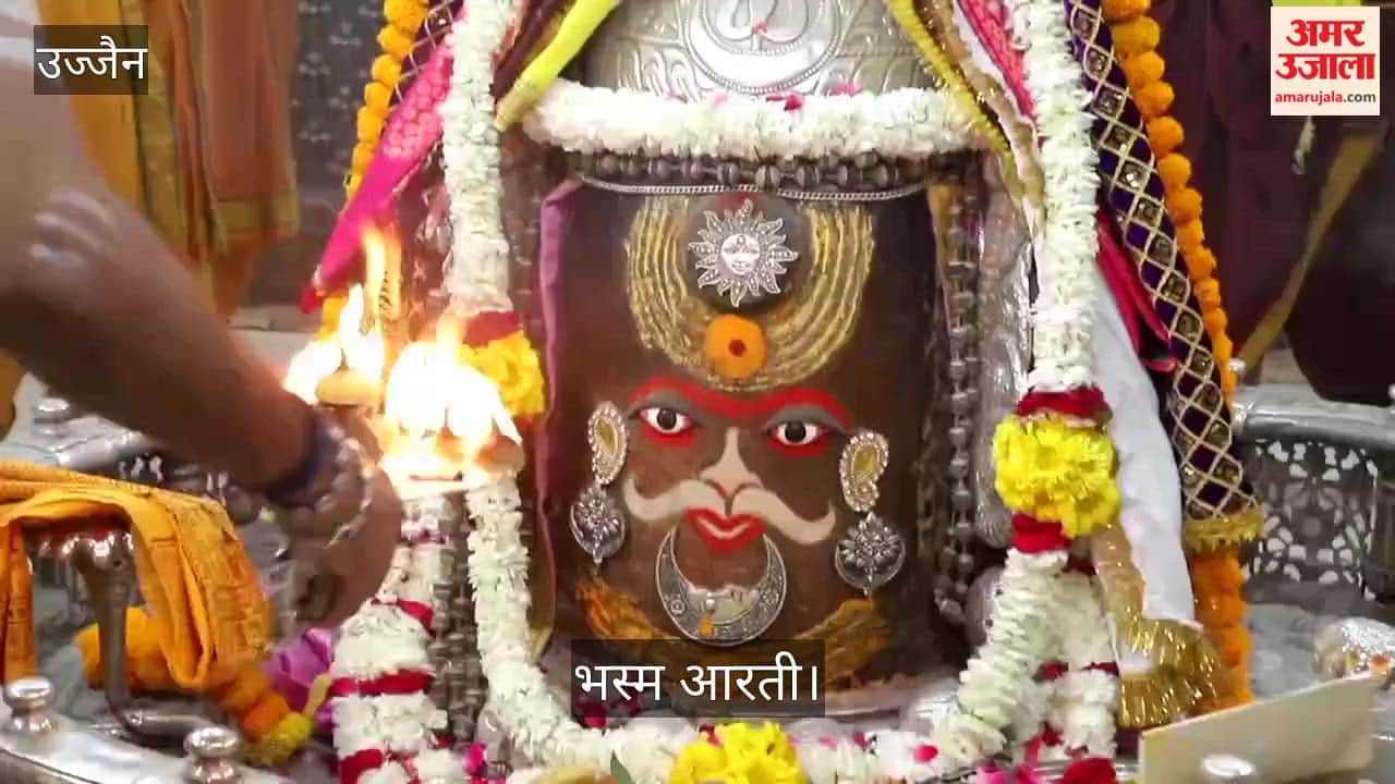 Baba Mahakal adorned in a royal during the Bhasma Aarti today, Jai Shri Mahakaleshwar echoed all around.