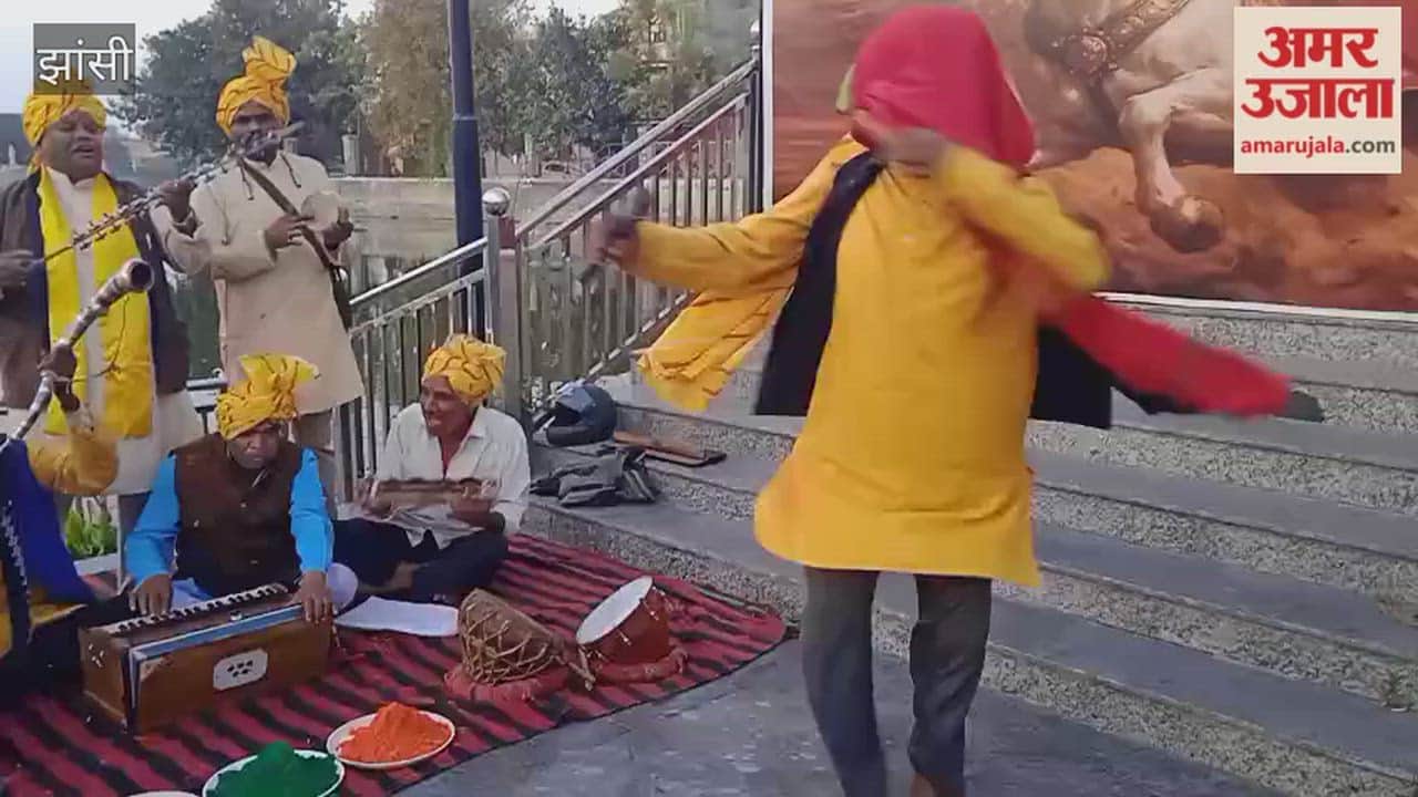 Folk artists performed melodious rendition of traditional Bundeli Phaag at Anthia Talab in Jhansi.