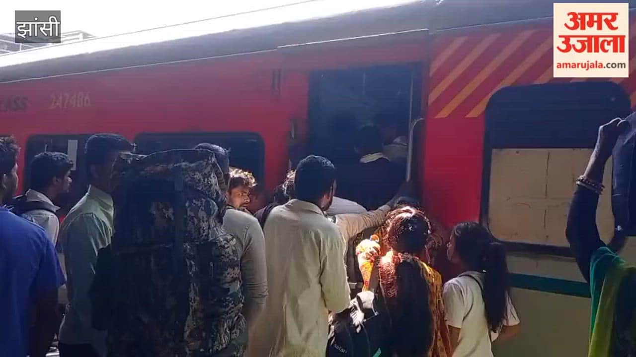 There is no space to keep feet in the general coach, passengers have entered the sleeper and AC coaches.