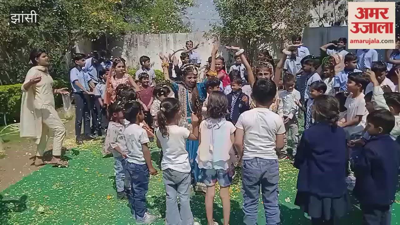 In Jhansi, children of Irim India School in Sipri Bazaar played Holi with flowers in the form of Radha Krishna.
