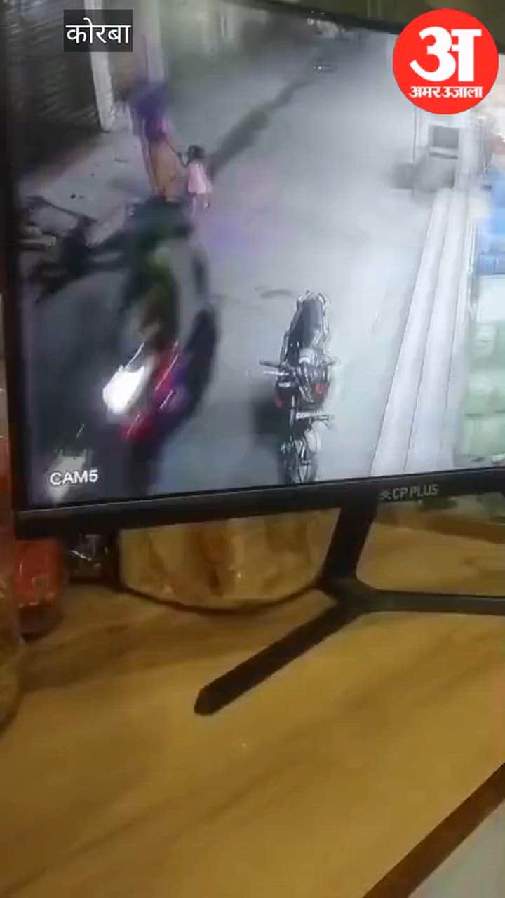 Video E-rickshaw driver negligence hits couple riding bike