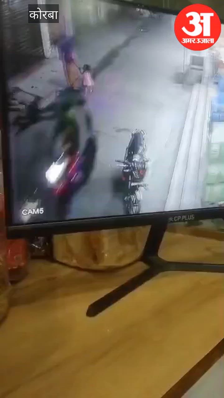 Video E-rickshaw driver negligence hits couple riding bike