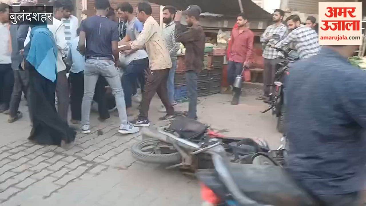 Youths fight on road after collision of bikes in Bulandshahr Dibai