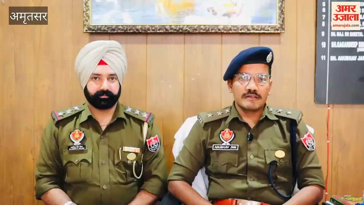 Police recovered two missing girls and handed them over to their families.