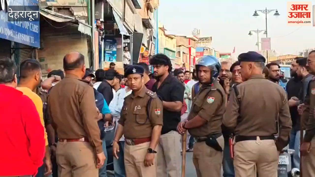 VIDEO: Fight between two groups over throwing balloons on Holi in Dehradun