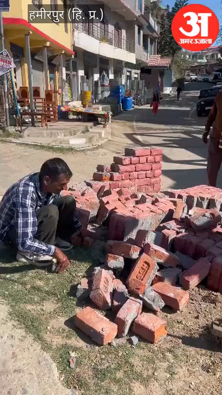 Hamirpur: अवाहदेवी में विकास कार्यों की शिलान्यास पट्टिका तोड़ी