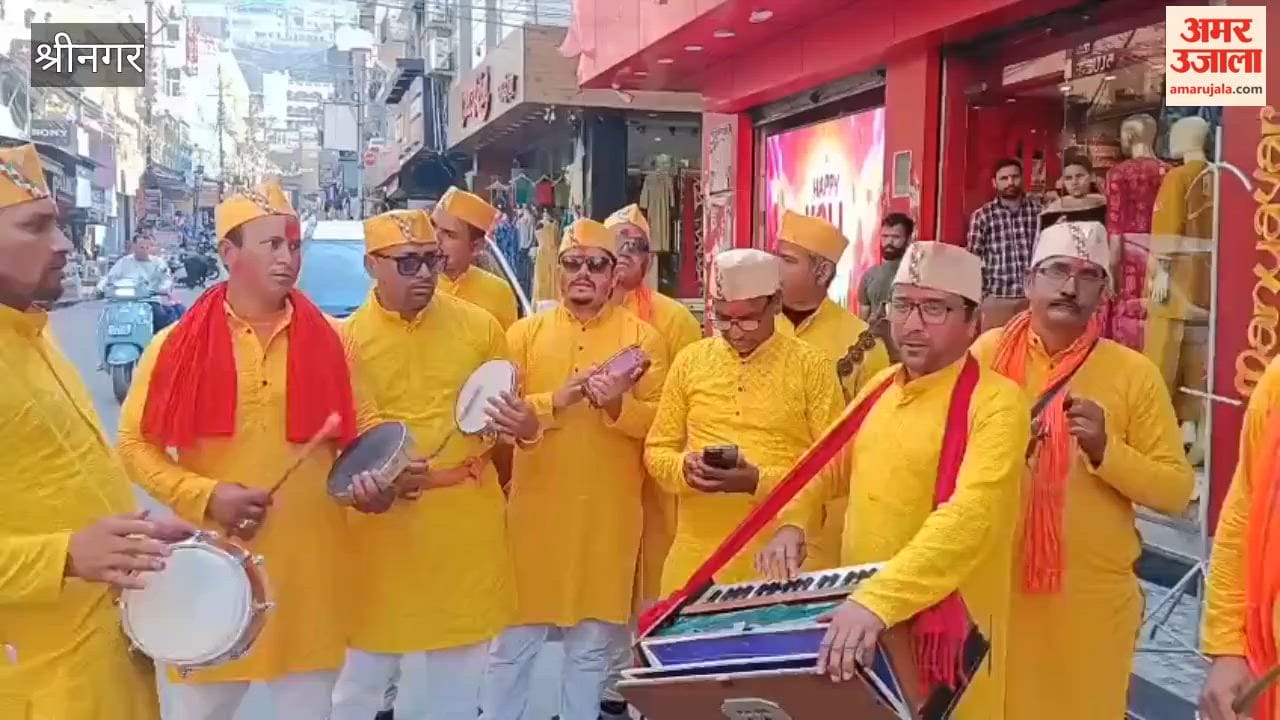 Srinagar: A 12-member team of Holi revelers from Marora village reached Srinagar on Holi