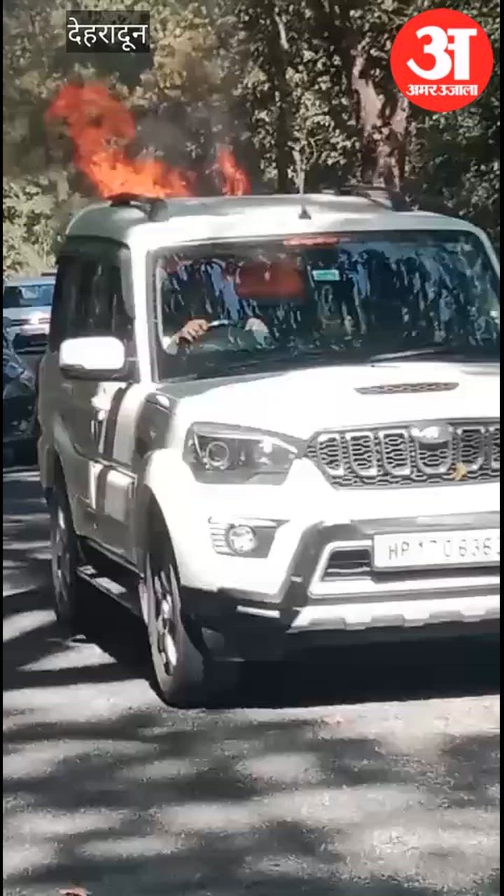 VIDEO: विकासनगर में पिकअप वाहन में लगी आग, चालक ने कूदकर बचाई जान