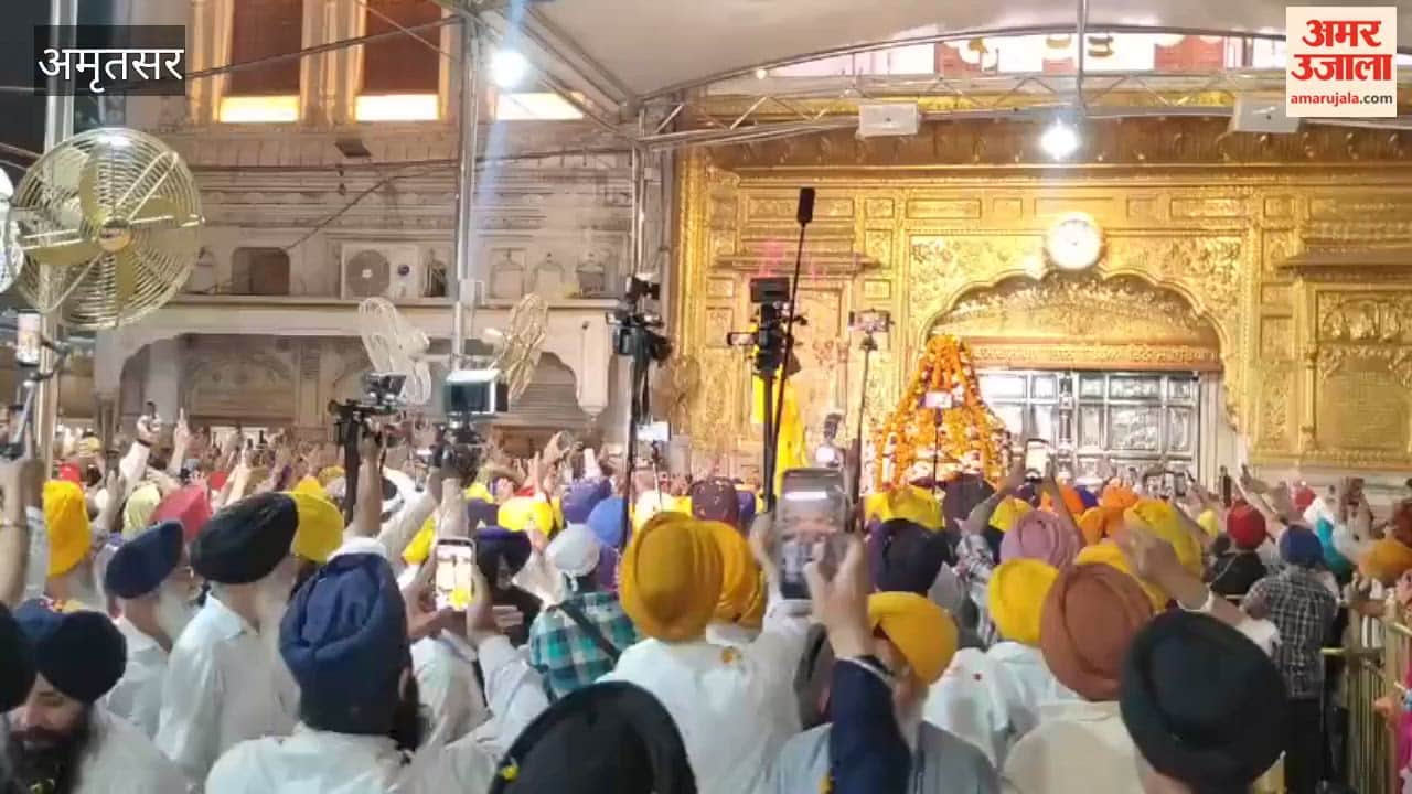 On the occasion of Hola Mohalla, the atmosphere of Sri Harimandir Sahib was filled with fragrance of flowers and perfume.