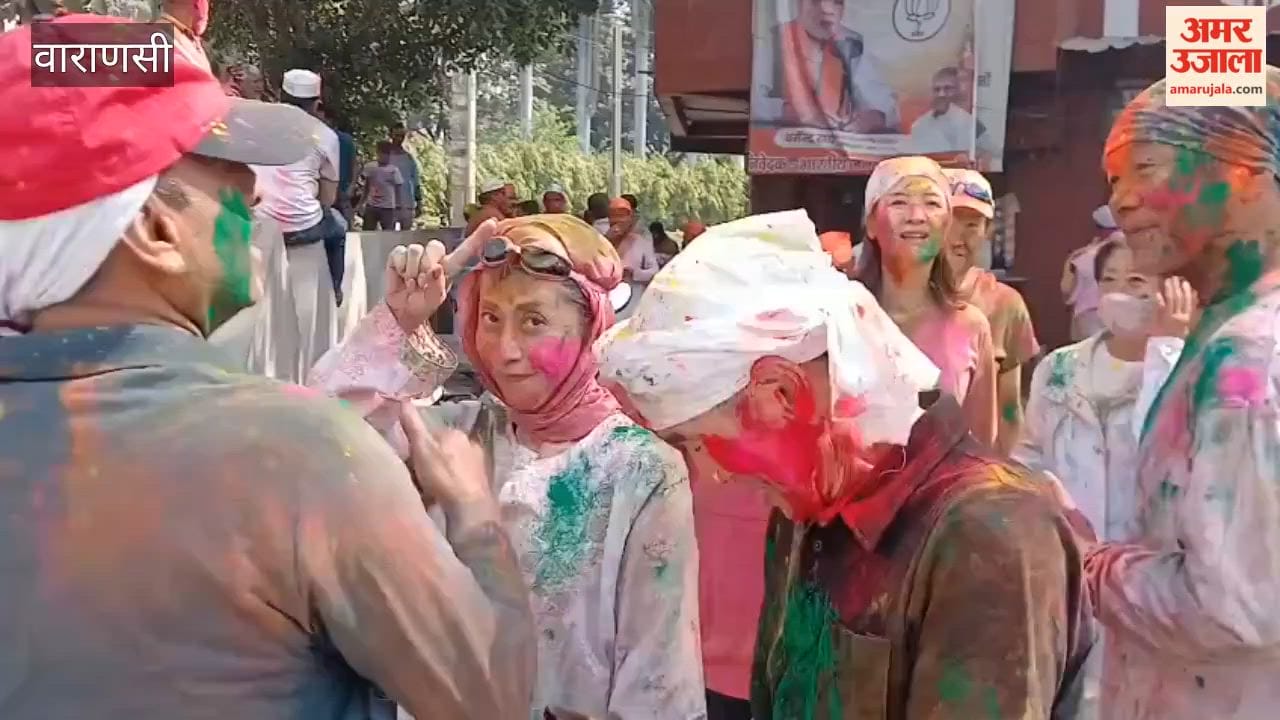 After saying Happy Holi she also danced to Bhojpuri songs
