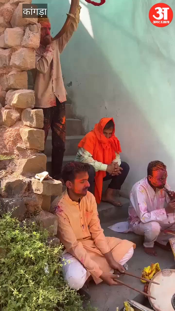 Kangra: ज्वालामुखी में परम्परागत तरीके से मनाया गया होली उत्सव, माता की छड़ को पूरे शहर में घुमाया