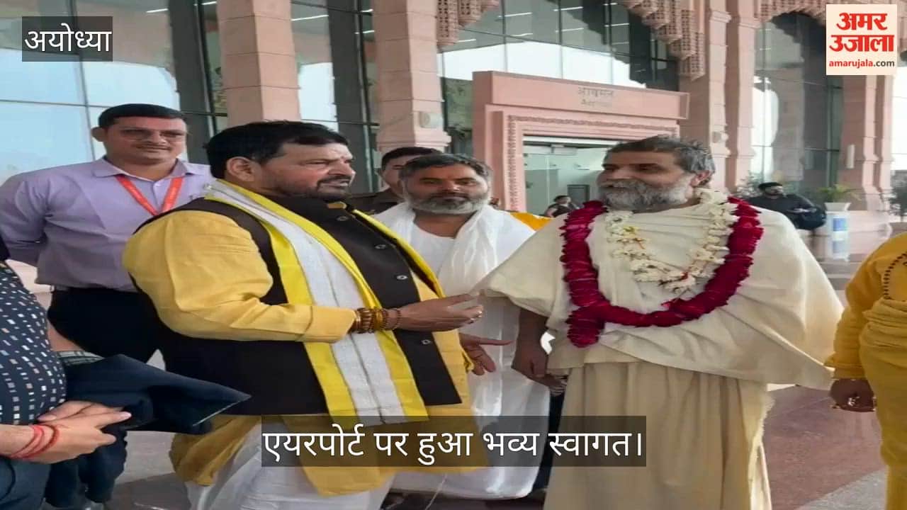 VIDEO: अबूधाबी में फंसे संत सकुशल अयोध्या लौटे, एयरपोर्ट पर हुआ भव्य स्वागत