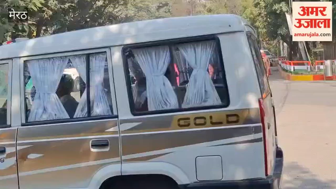 Senior Police Officers Celebrate Holi on Streets in Meerut, Extend Festive Greetings