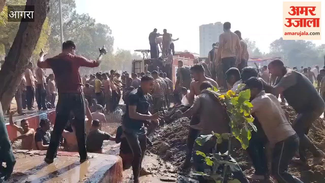 Agra Police Celebrate Unique Mud and Kapda-Phaad Holi