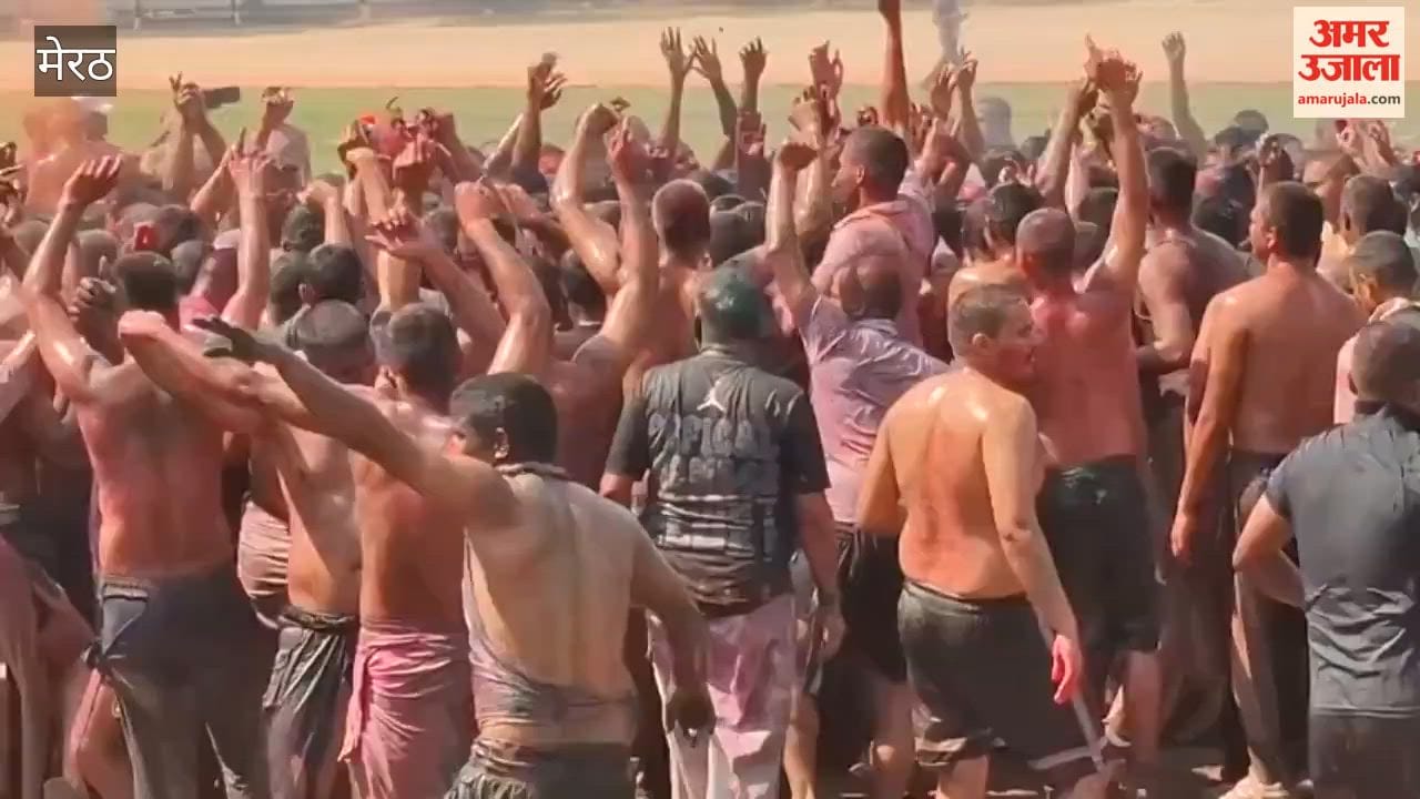 Meerut: Police officers played Holi with recruits, SSP danced on their shoulders