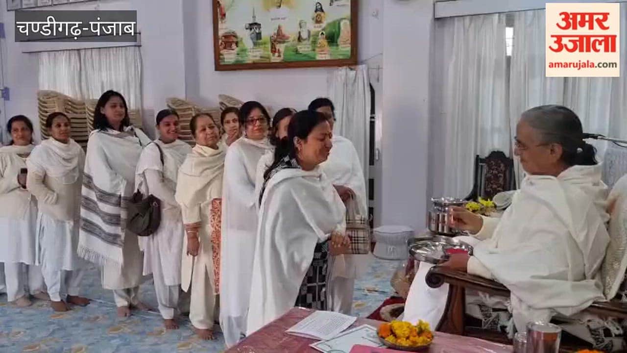 प्रजापिता ब्रह्माकुमारी ईश्वरीय विश्वविद्यालय में फूलों व तिलक की मनाई होली