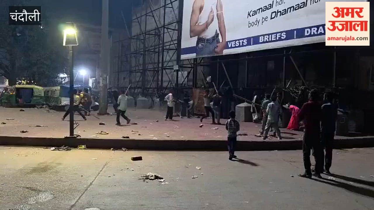 fierce fight broke out in circulating area of Pt. Deen Dayal Upadhyay Junction