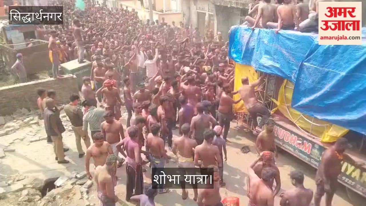 A lot of colors and gulal were thrown in the Holi Milan program along with the Shobha Yatra of Lord Narasimha.