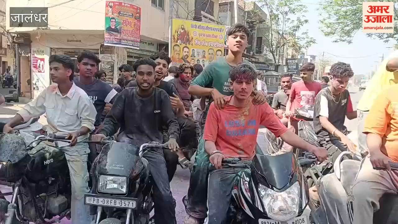 Traffic rules were broken on Holi triple riding without helmets
