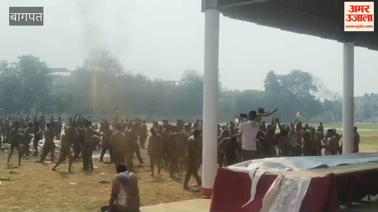 Saharanpur: Policemen played Holi with great enthusiasm in the police line, soldiers were seen drenched in mud and colours