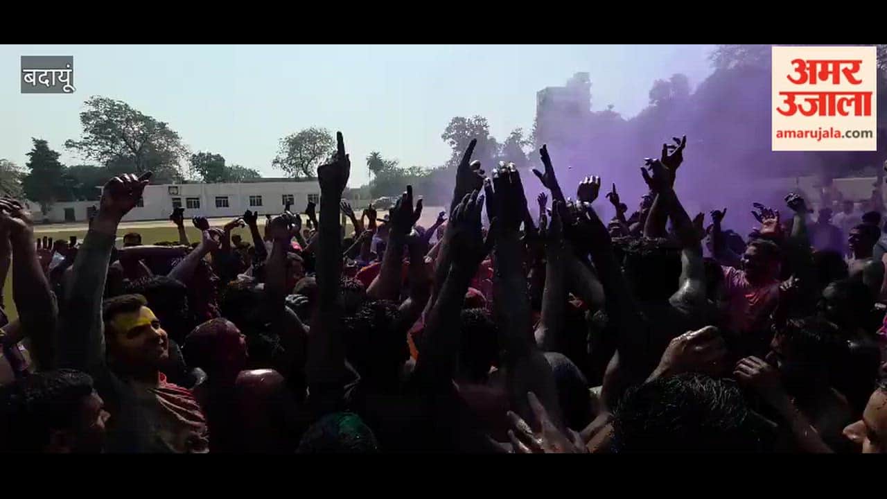 Policemen played Holi in Badaun