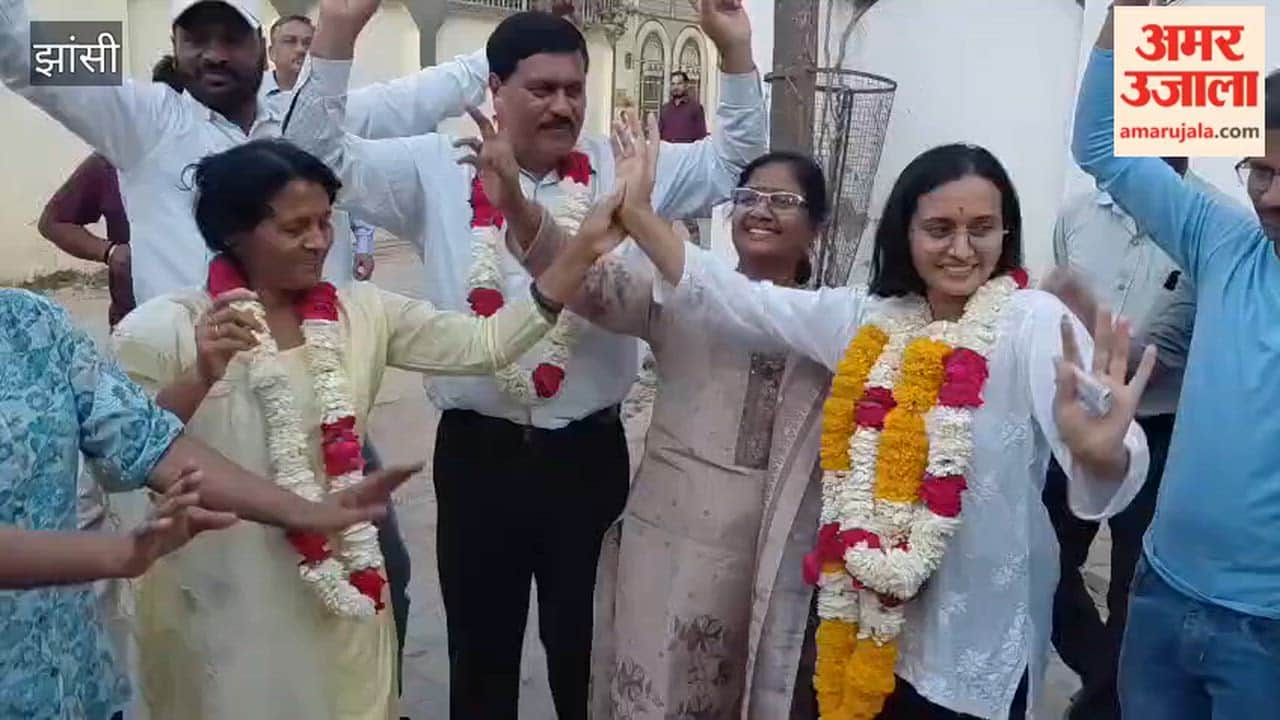 Jhansi girl Aayushi secures 914th rank in UPSC exam, family celebrates
