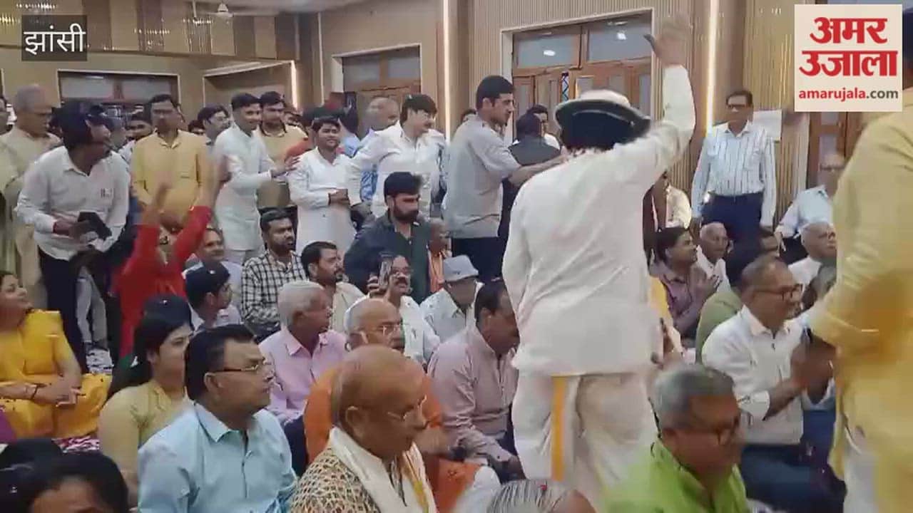 Rang Utsav program was celebrated in Jhansi Sangh office, Legislative Council Chairman and Cabinet Minister were present.