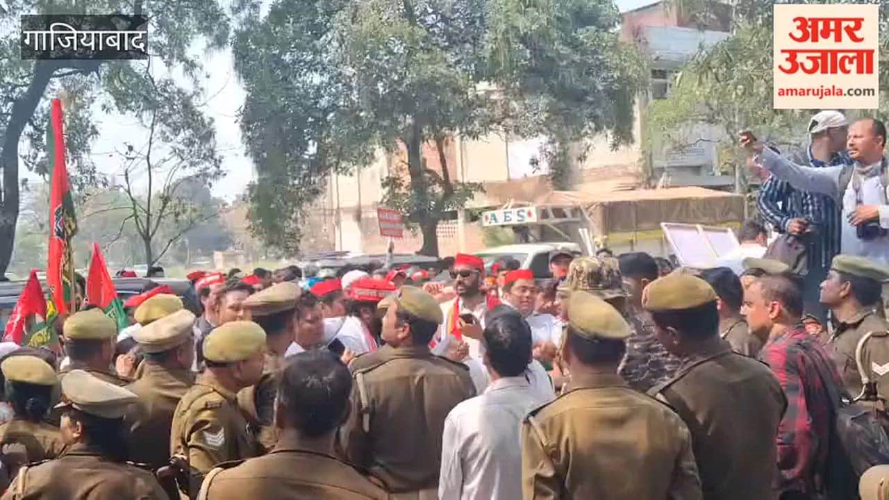 Ghaziabad SP workers create ruckus outside municipal corporation office, councillors protest