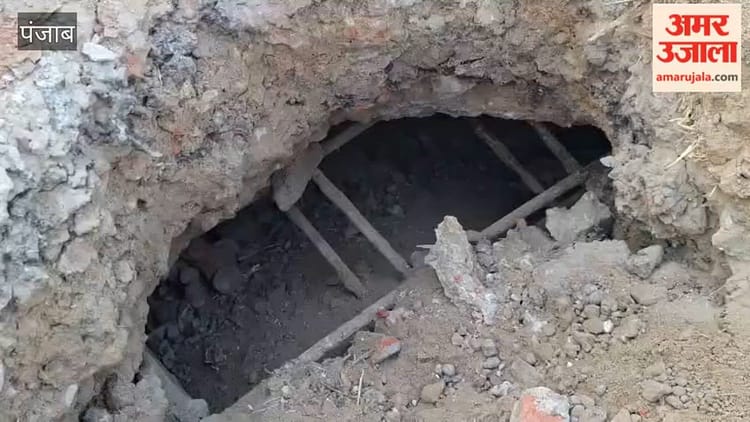 पांछट में टिप्पर अनियंत्रित होने के कारण बने सड़क के गड्ढे को सरपंच ने पत्थर रख ठीक करवाया