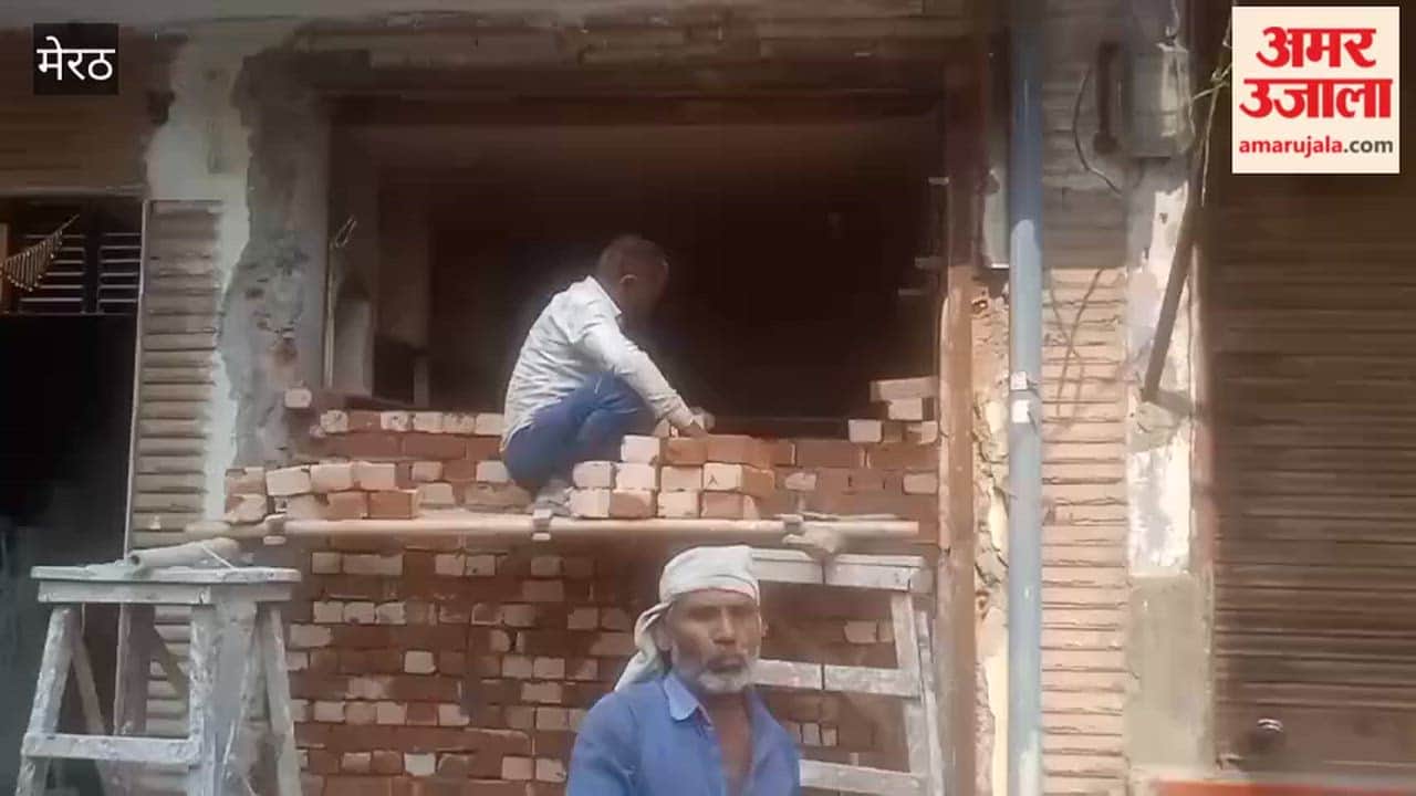 Meerut: Traders are converting shops into houses by erecting walls in the Central Market.