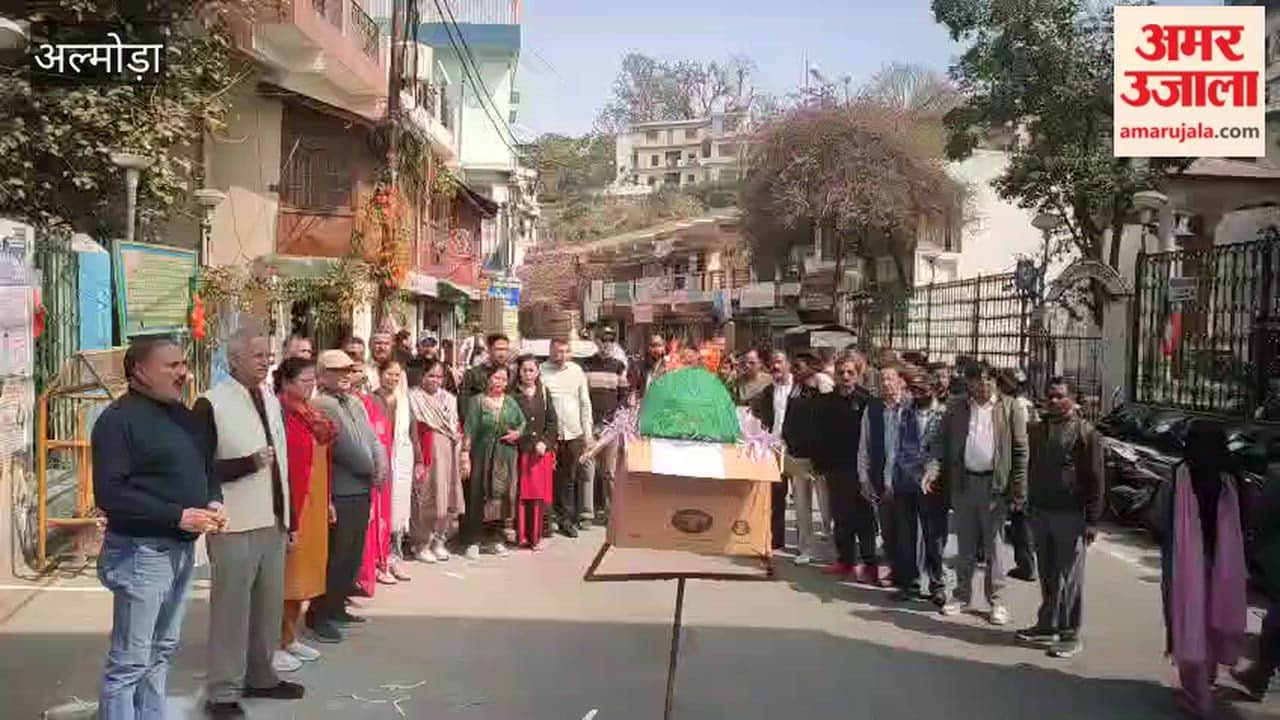 Congress protests against rising cooking gas prices, burns government effigy