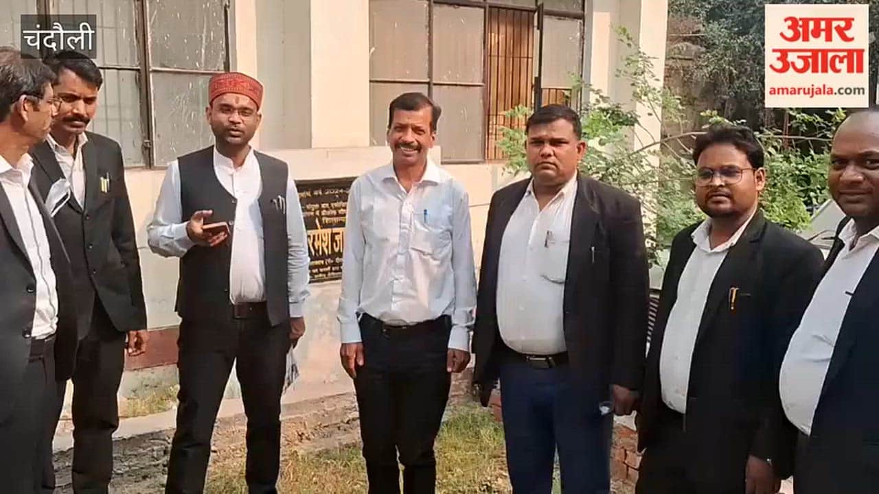 Angry lawyers raised slogans due to non-construction of toilets in Sadar Tehsil premises