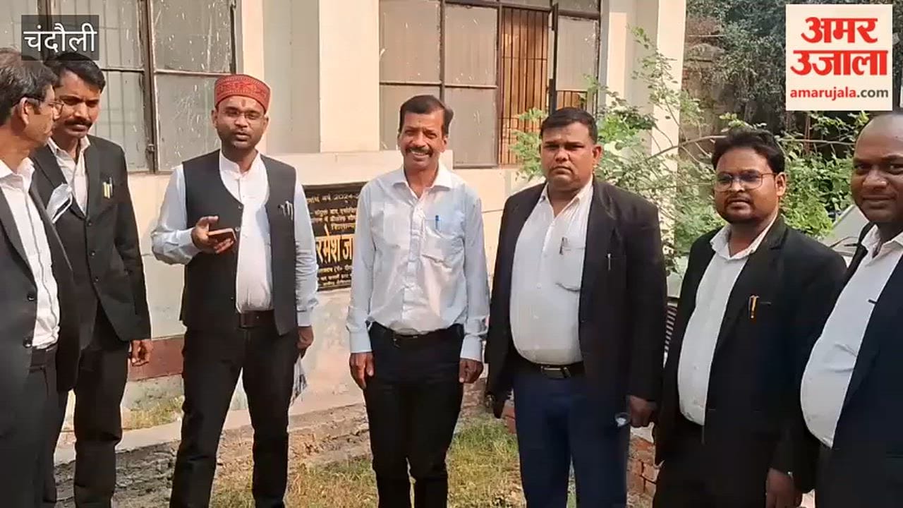 Angry lawyers raised slogans due to non-construction of toilets in Sadar Tehsil premises
