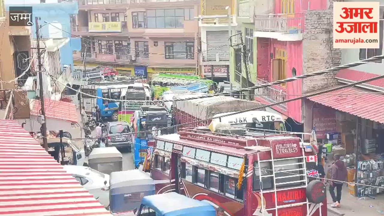 Long traffic jam in Chinani town on Saturday afternoon, increasing problems for common people