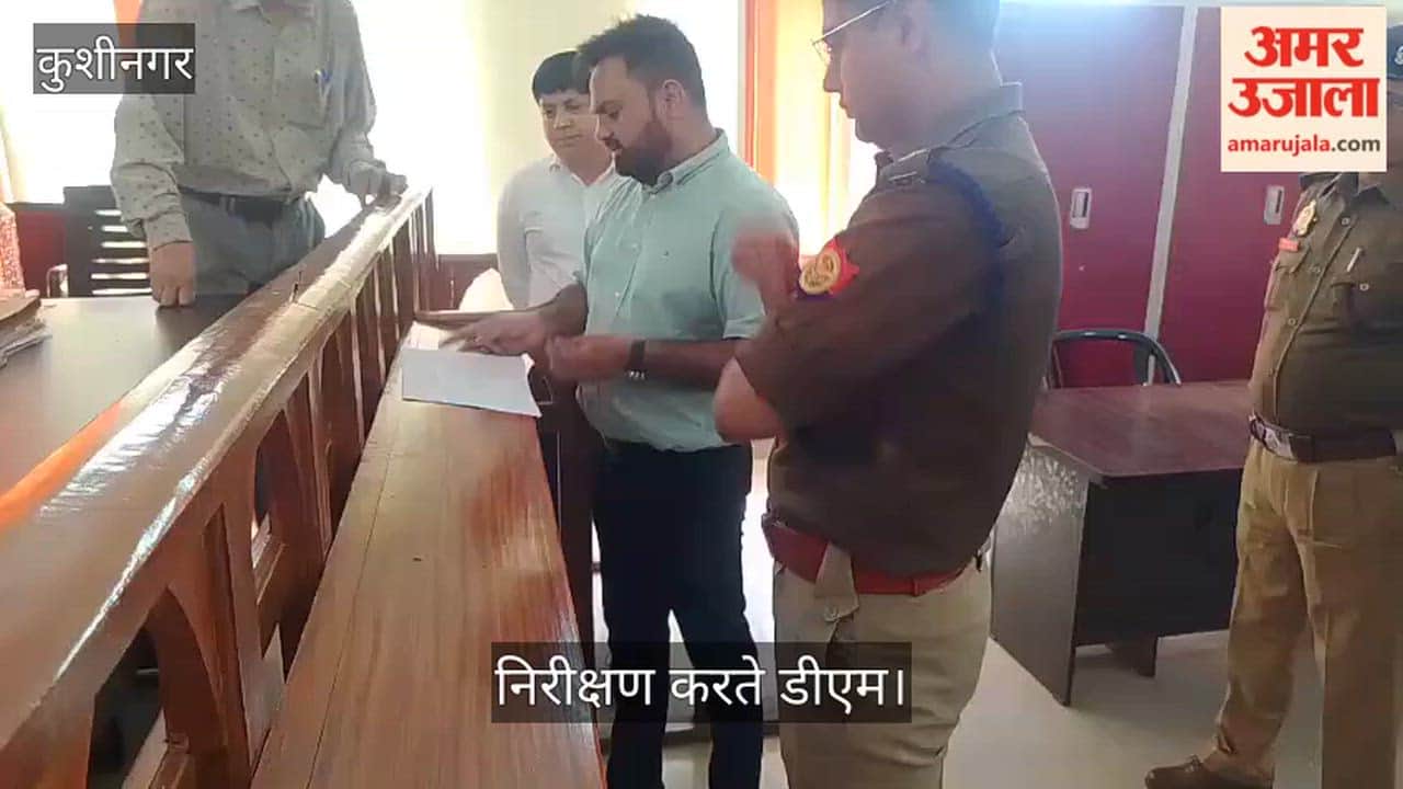 DM Mahendra Singh Tanwar inspected the files and reviewed them.