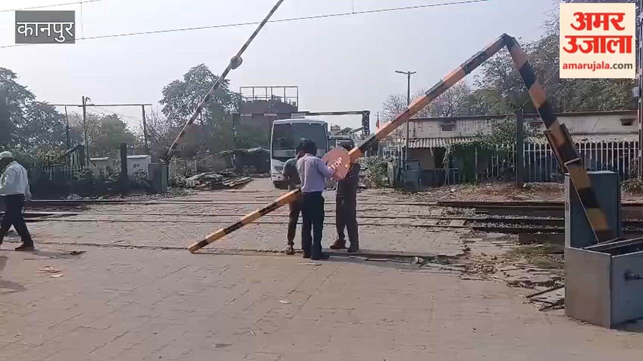 Railway crossing gate bent, trains were allowed to pass by installing a slider gate