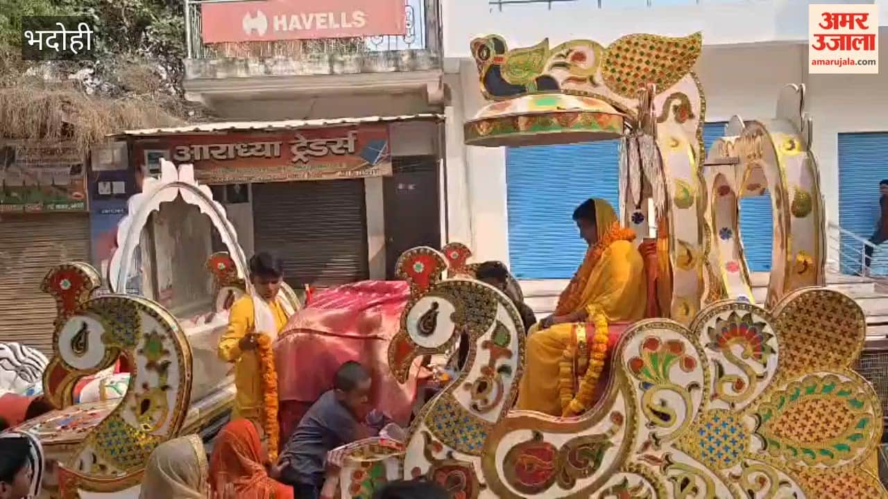 Women came out with pots on their heads amidst auspicious songs