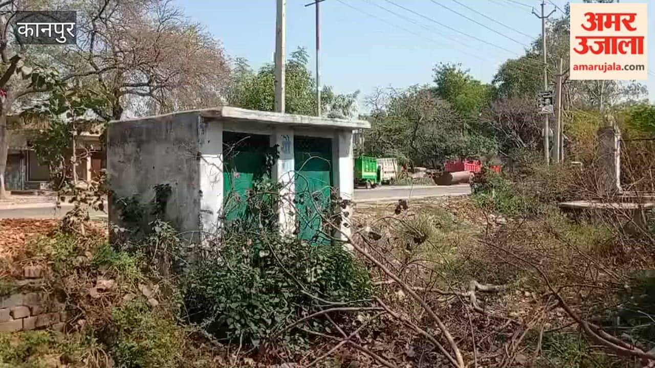 Kanpur: Government school toilet misused, locks rusted