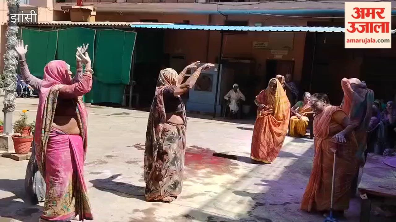 Elderly people in Jhansi's old age home forget the sorrow of being away from their loved ones and enjoy themselves.