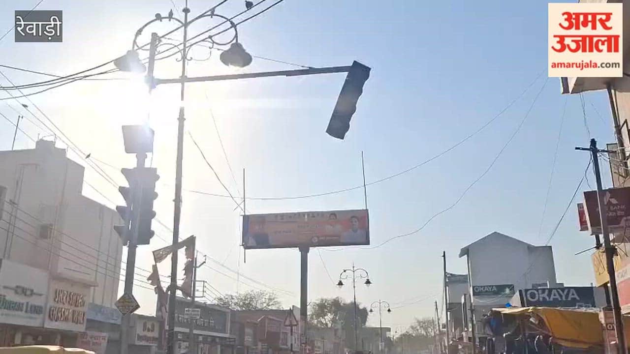 Traffic lights hanging from wires in Rewari, risk of accidents