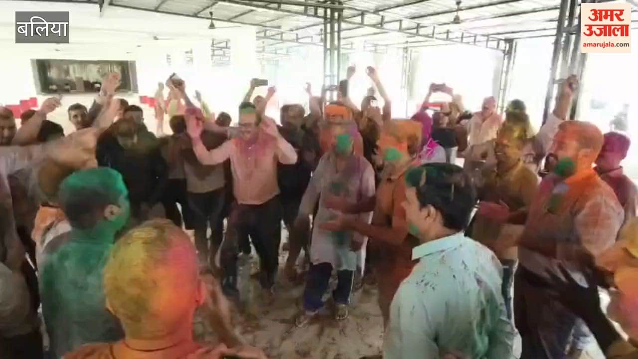 Policemen played Holi with great enthusiasm in police lines soldiers were seen immersed in colors