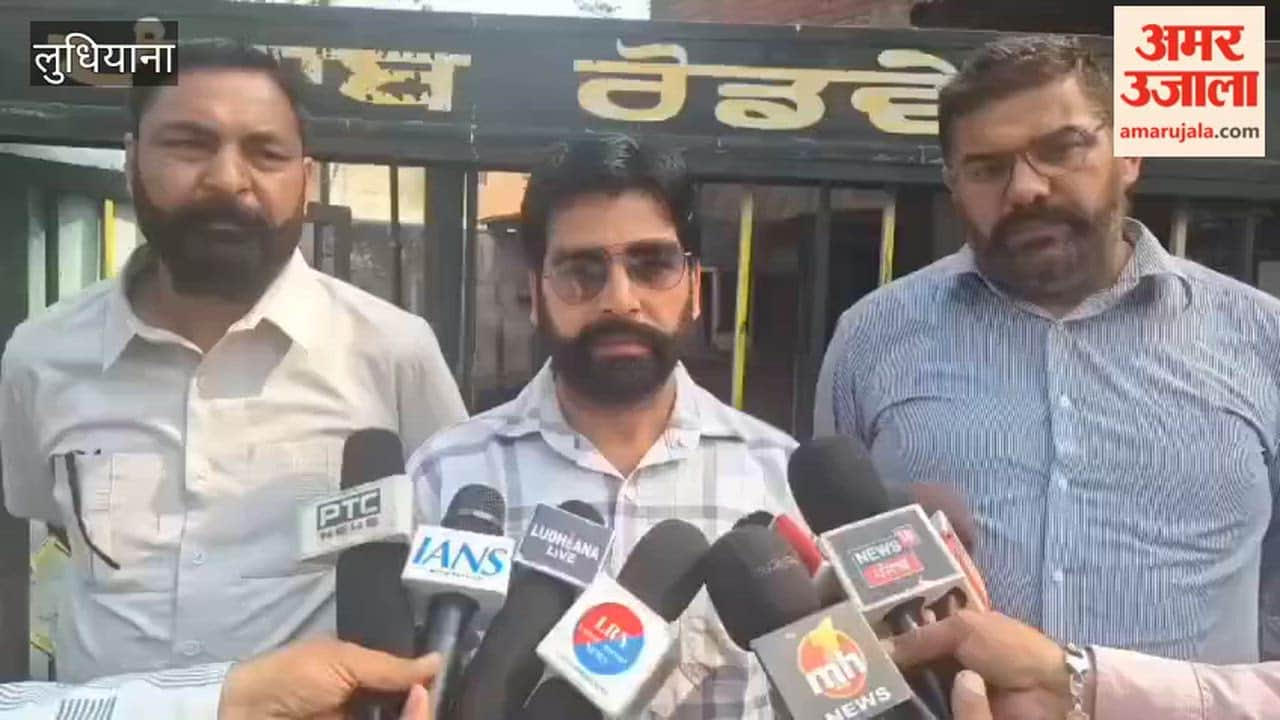 Contract workers staged a gate rally at Ludhiana bus stand.