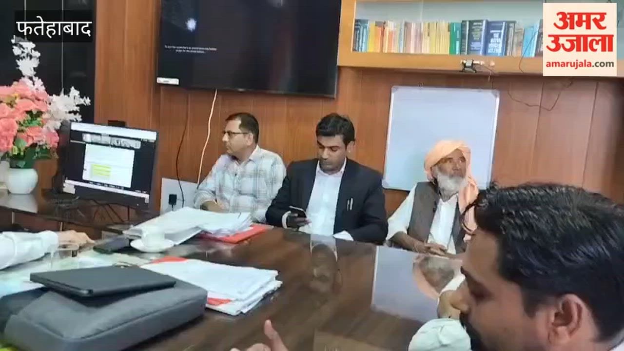 Hindu organizations protested outside the SDM office in Tohana, Fatehabad, and burnt the effigy of the government.