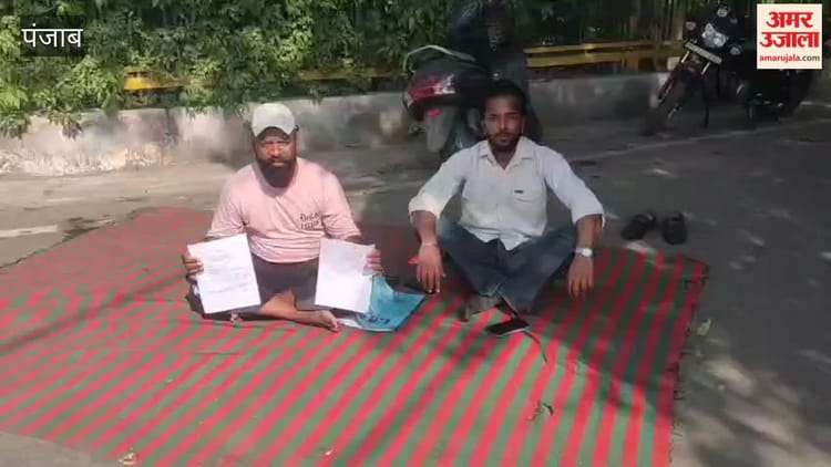 फगवाड़ा नगर निगम कार्यालय में बर्खास्त सफाई कर्मचारी ने नौकरी बहाली को लेकर दिया धरना