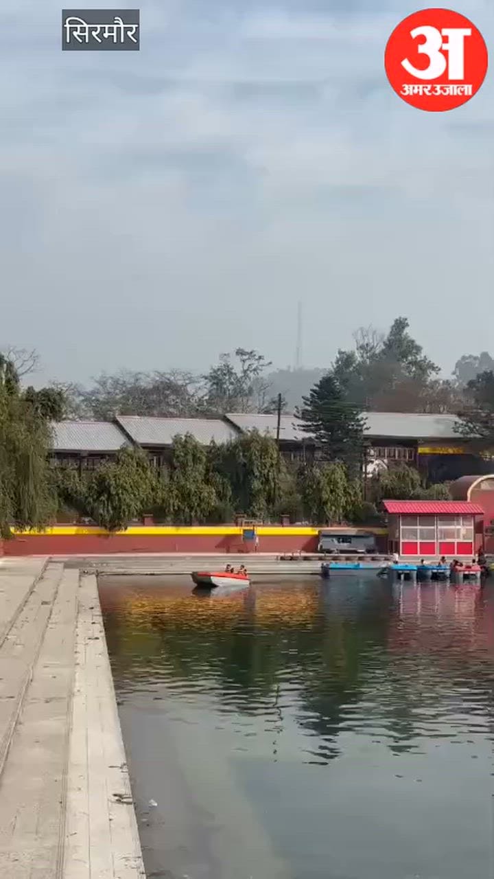Sirmour: त्रिलोकपुर में धार्मिक पर्यटन को मिला नया आकर्षण, शिवताल में नौकायन का ले रहे श्रद्धालु आनंद